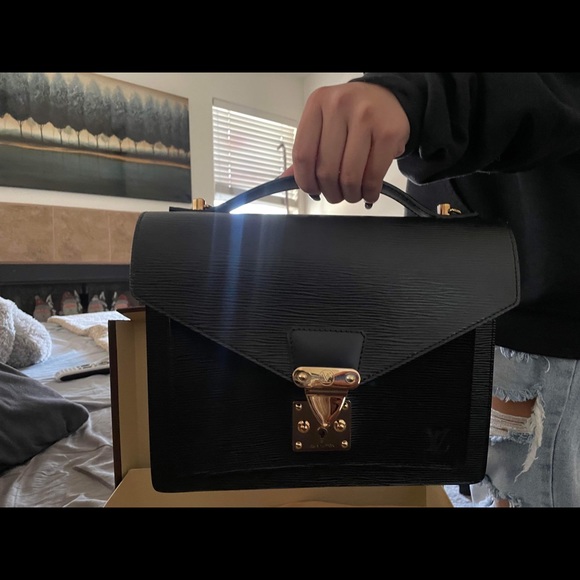 Brand New Never Used
Louis Vuitton Monceau EPI Bag with Leather Strap Brand - Picture 1 of 7
